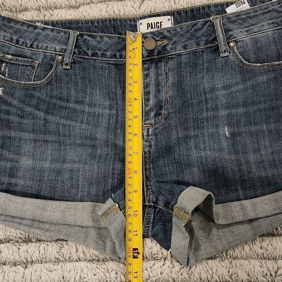 Medium wash Paige roll up jean shorts size 32. - Picture 9 of 9